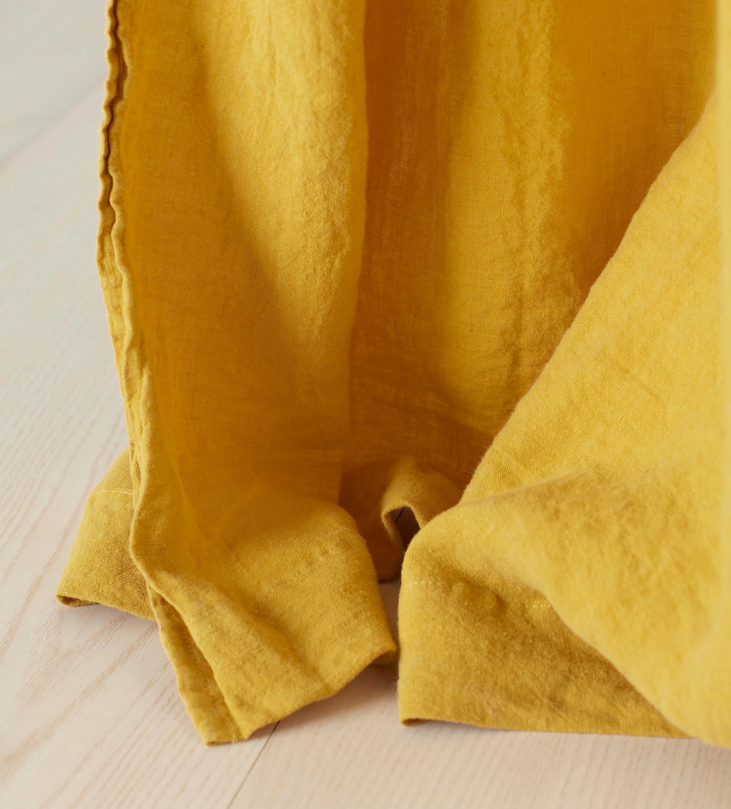100 LINEN MUSTARD CURTAIN CORNER