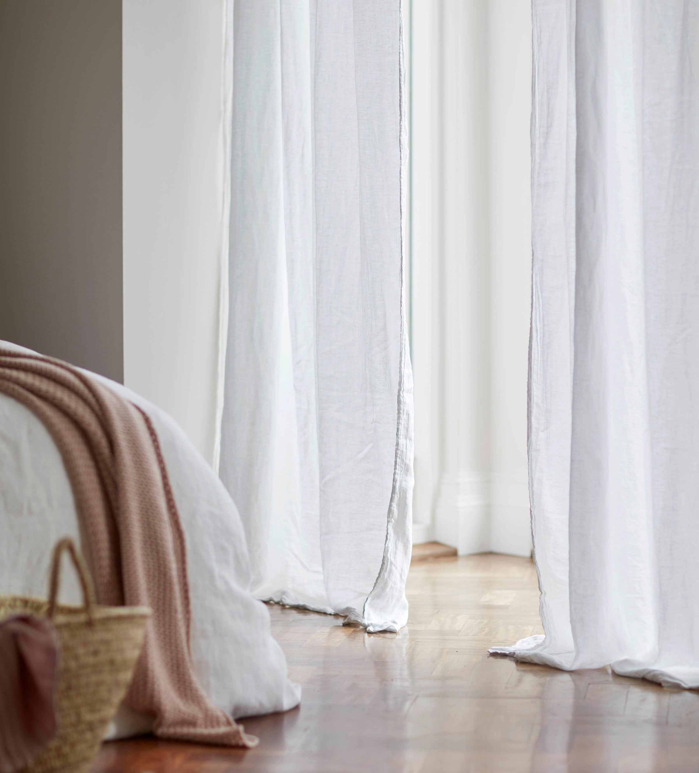 WHITE LINEN CURTAINS MOOD
