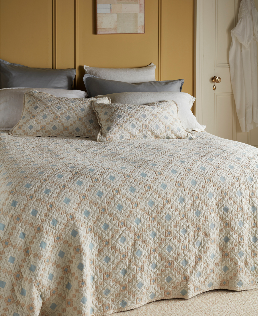 Difference Between a Bedspread, a Throw and a Blanket