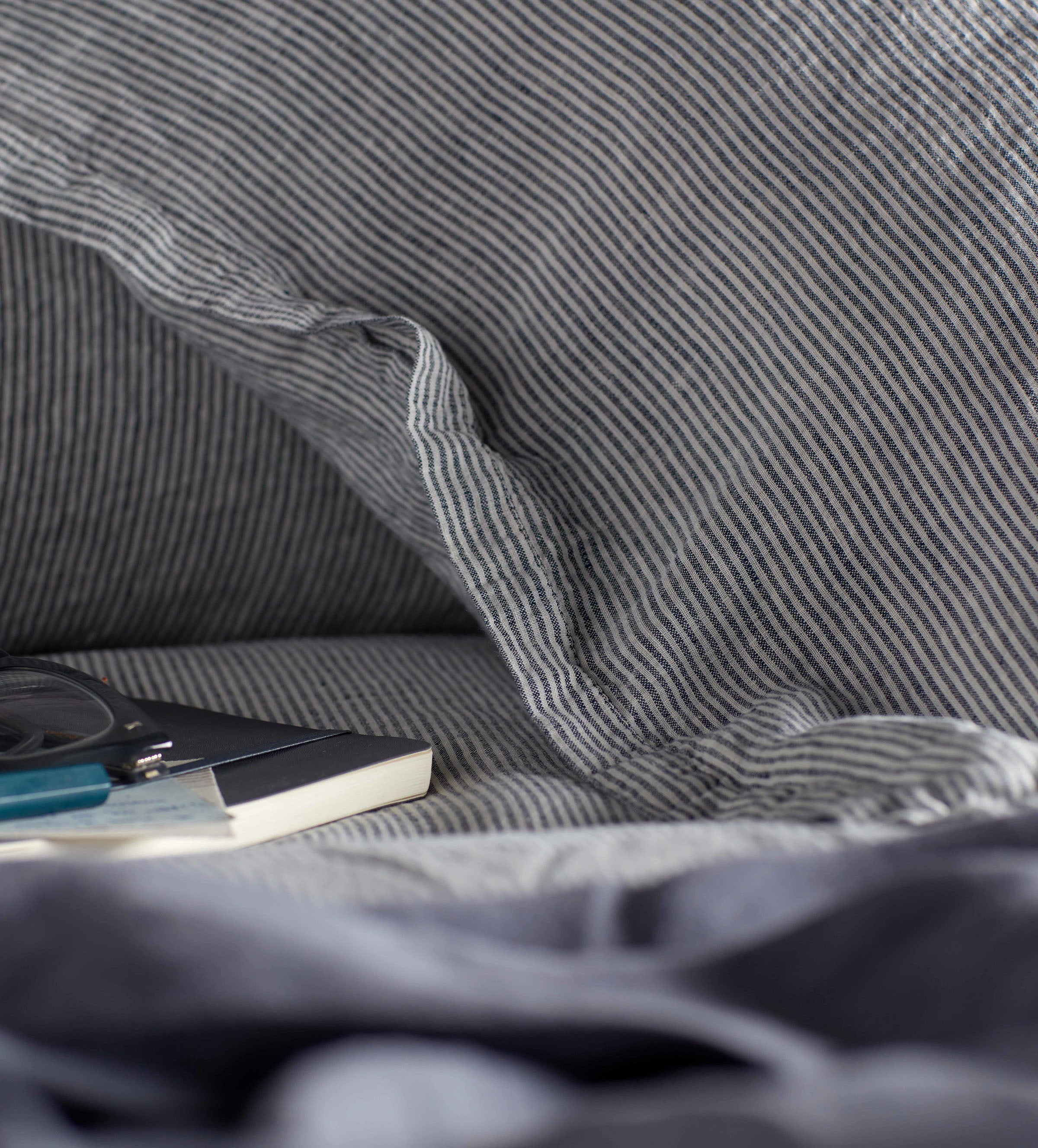 LINEN SID STRIPE BED MOOD DETAIL